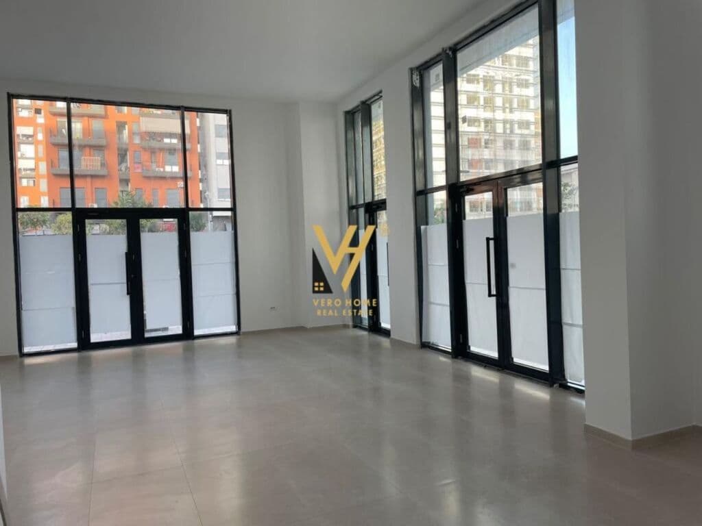 Jepet dyqan me qera te Rruga Kongres i Manastirit 130 m2 2