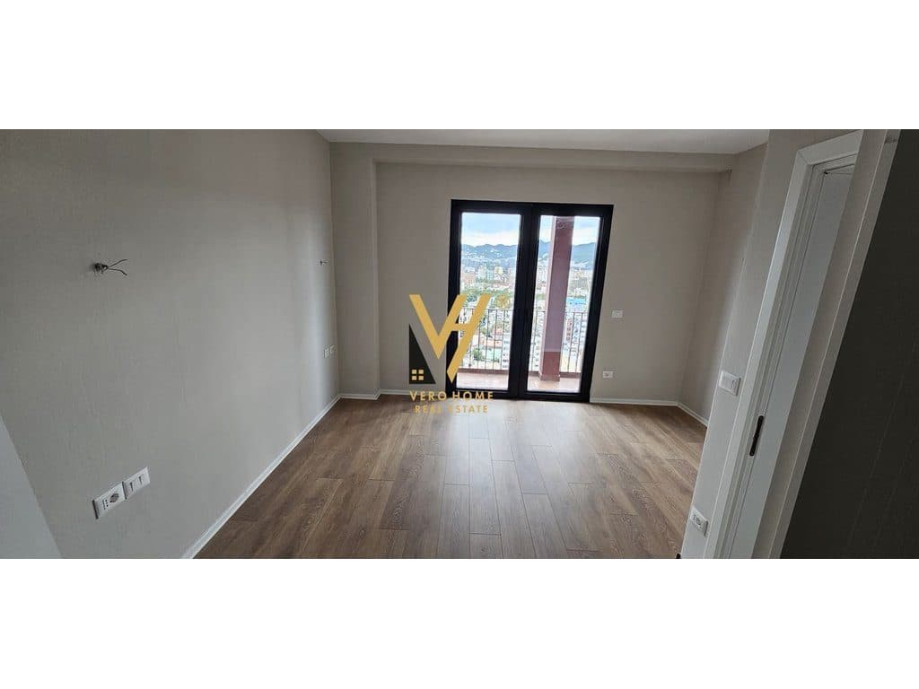 JEPET ZYRE 230 M2 ME QIRA TE RRUGA E KAVAJES 260.000 LEKE 2