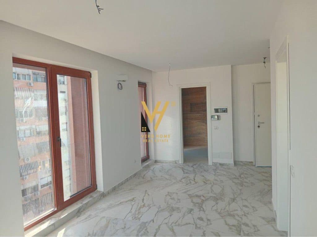 JEPET AMBIENT 70 M2 ME QERA TE RRUGA E KAVAJES 1.250 EURO
