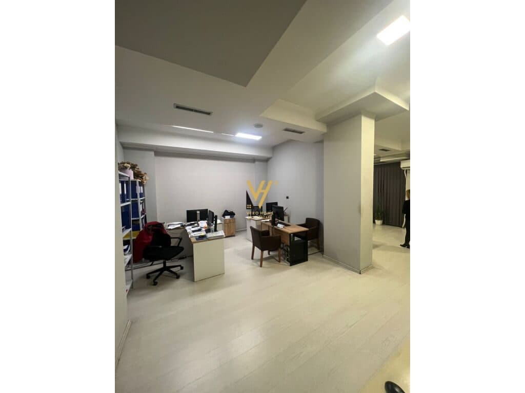 Jepet Dyqan me qera te Rruga e Elbasanit 100 m2 1
