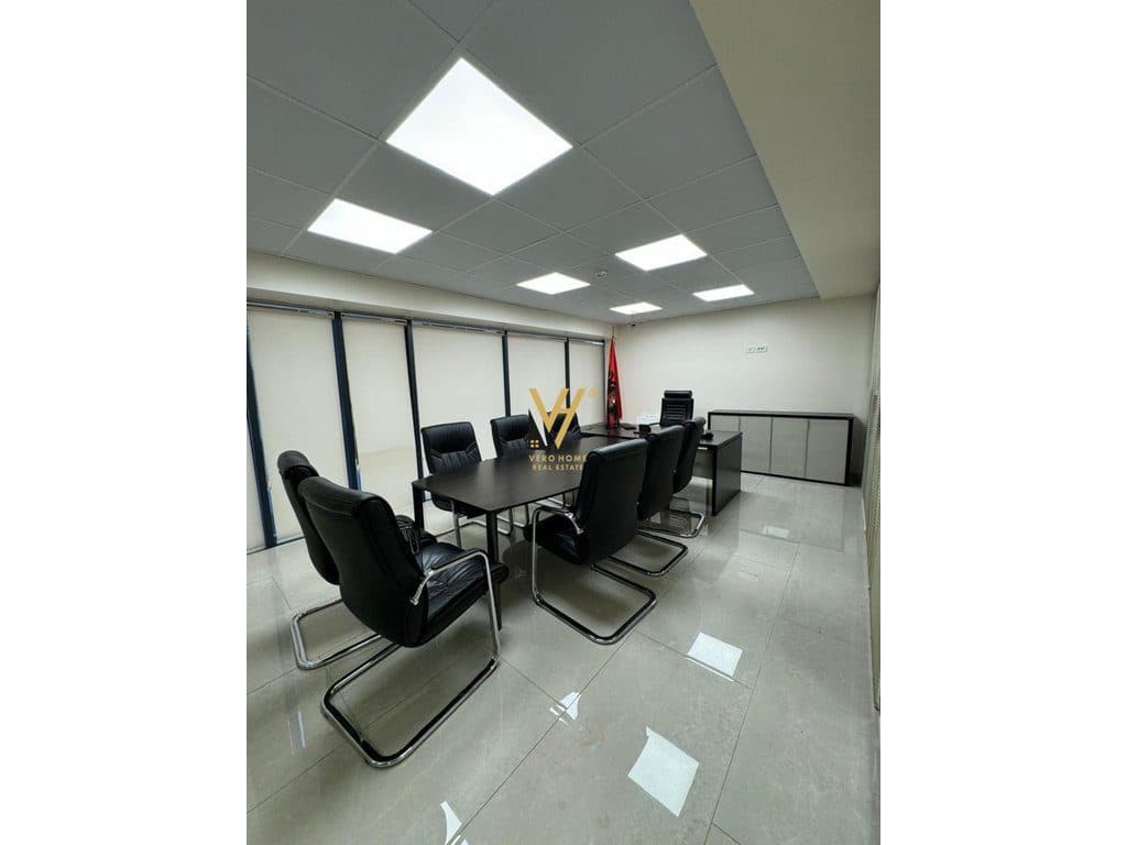 JEPET ZYRE 150M2 ME QERA TE RRUGA E ELBASANIT 1.700 EURO