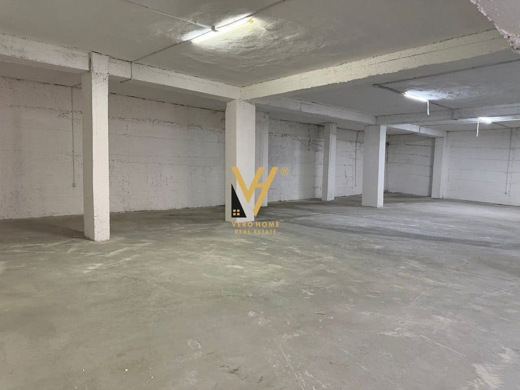 JEPET MAGAZINE 480 M2 ME QERA TE UZINA TRAKTORI 200.000 LEKE