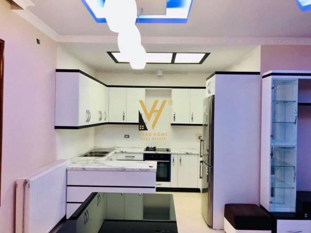 Shitet vile 5 kateshe +1000m2 truall ne Aksin Fier-Berat 1303 m2
