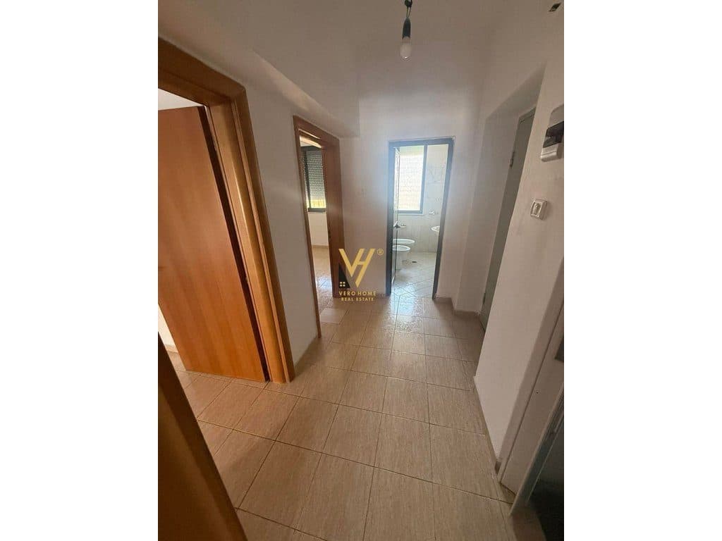 JEPET AMBIENT BIZNESI 70 M2 ME QERA TE RRUGA BARDHYL 60.000 LEKE 3