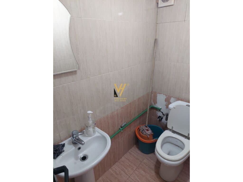 Jepet Dyqan me qera te Rruga Dervish Hekali 40 m2 2