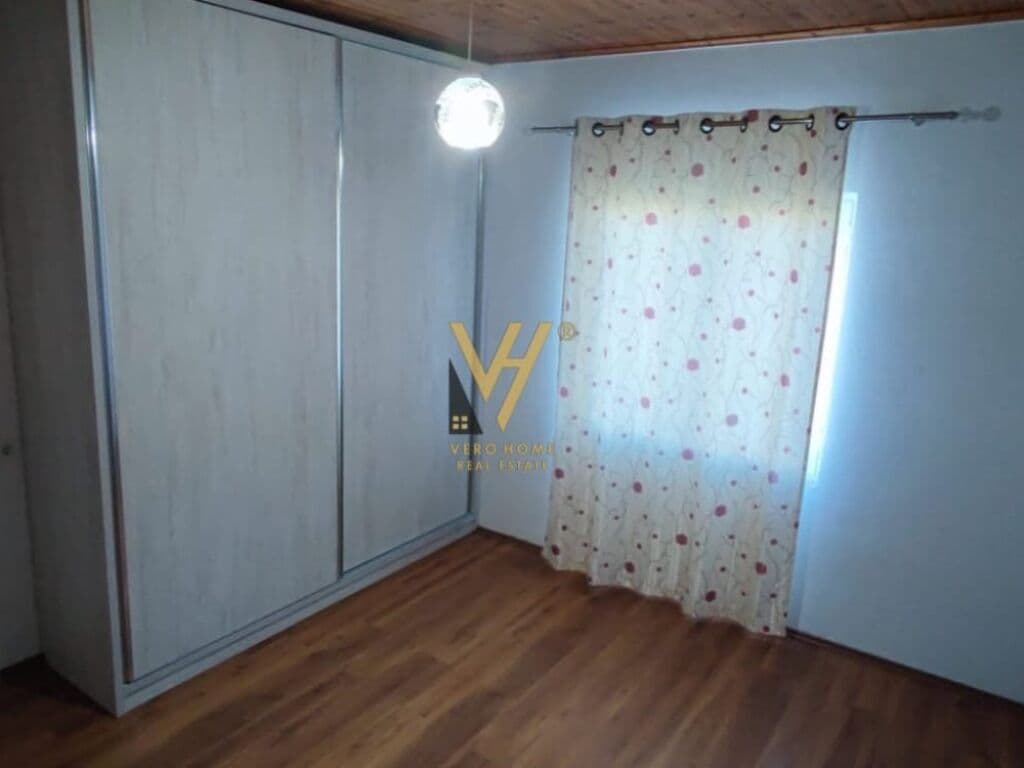 Shitet vile dy kateshe ne Yzberisht 300 m2