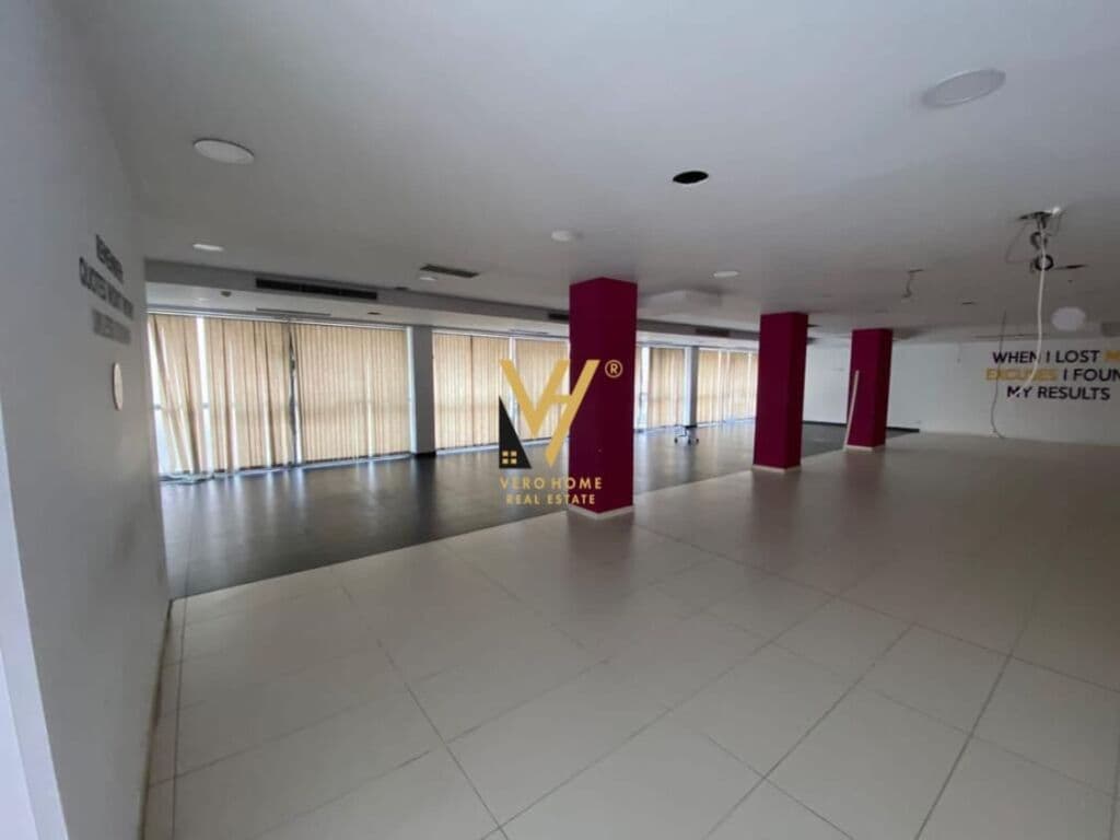 Jepet zyre me qera te Blloku 570 m2 3