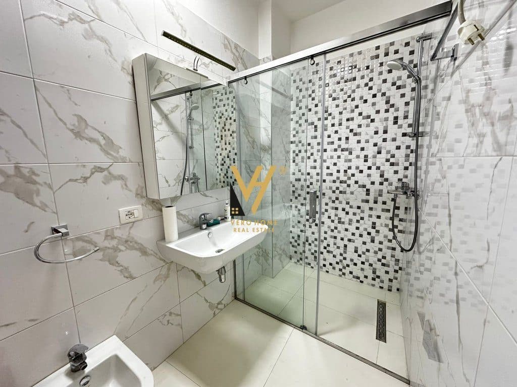 JEPET ZYRE 300 M2 ME QERA TE RRUGA E ELBASANIT 3.000 EURO 2