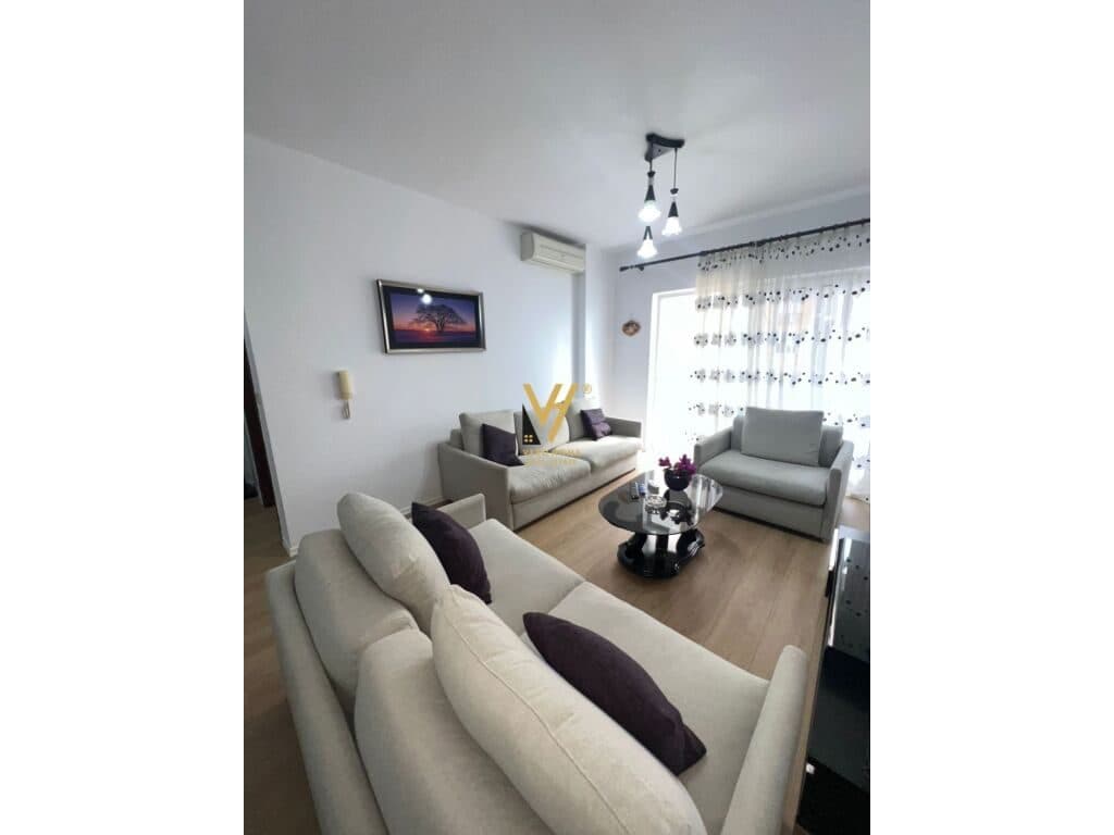 Jepet Apartament 2+1+ballkon me qera te Stadiumi Dinamo , Ujvara 100 m2 2