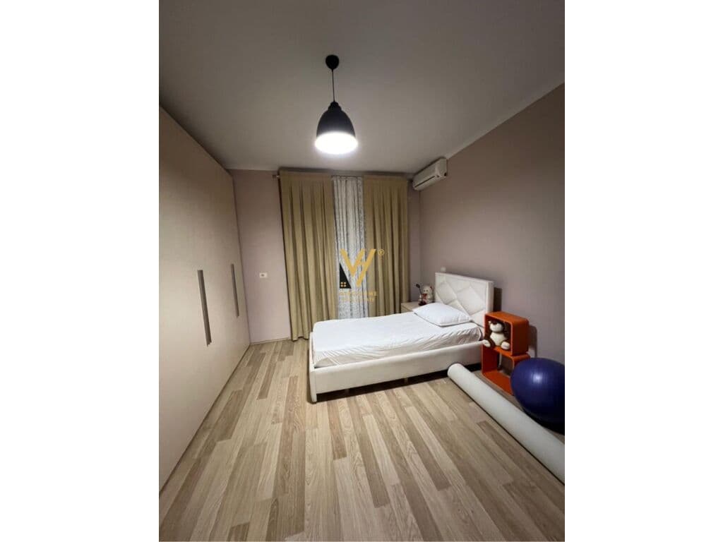 Jepet Apartament 2+1+2+ballkon me qera te Rruga Myslym Shyri 140 m2