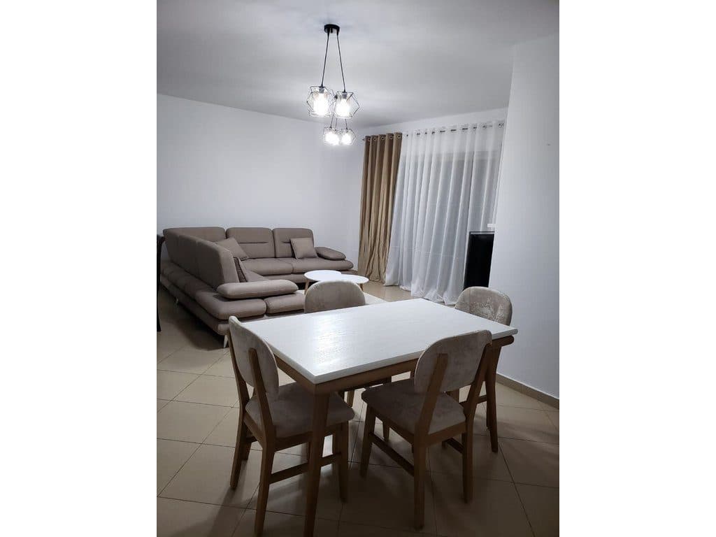 JEPET APARTAMENT 2+1+2 ME QERA TE STACIONI I TRENIT 75.000 LEKE