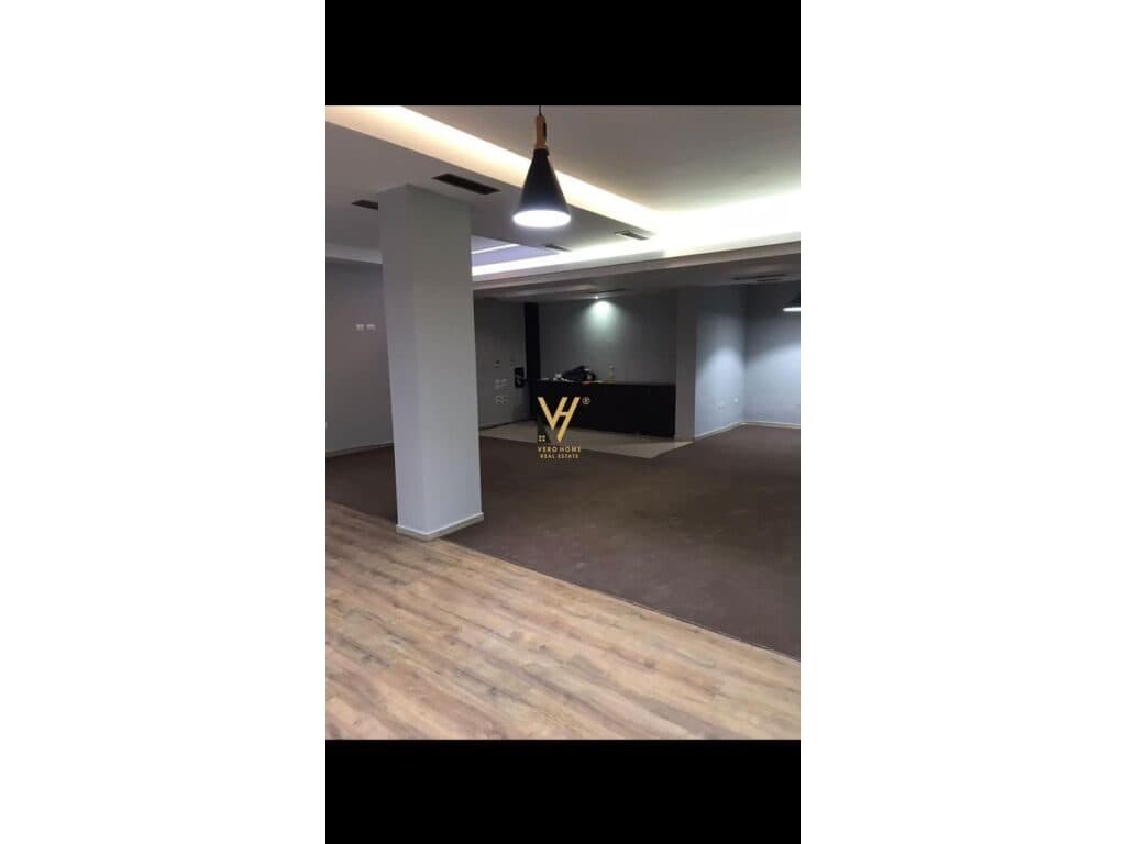 Jepet dyqan me qera te Rruga e Kavajes 100 m2