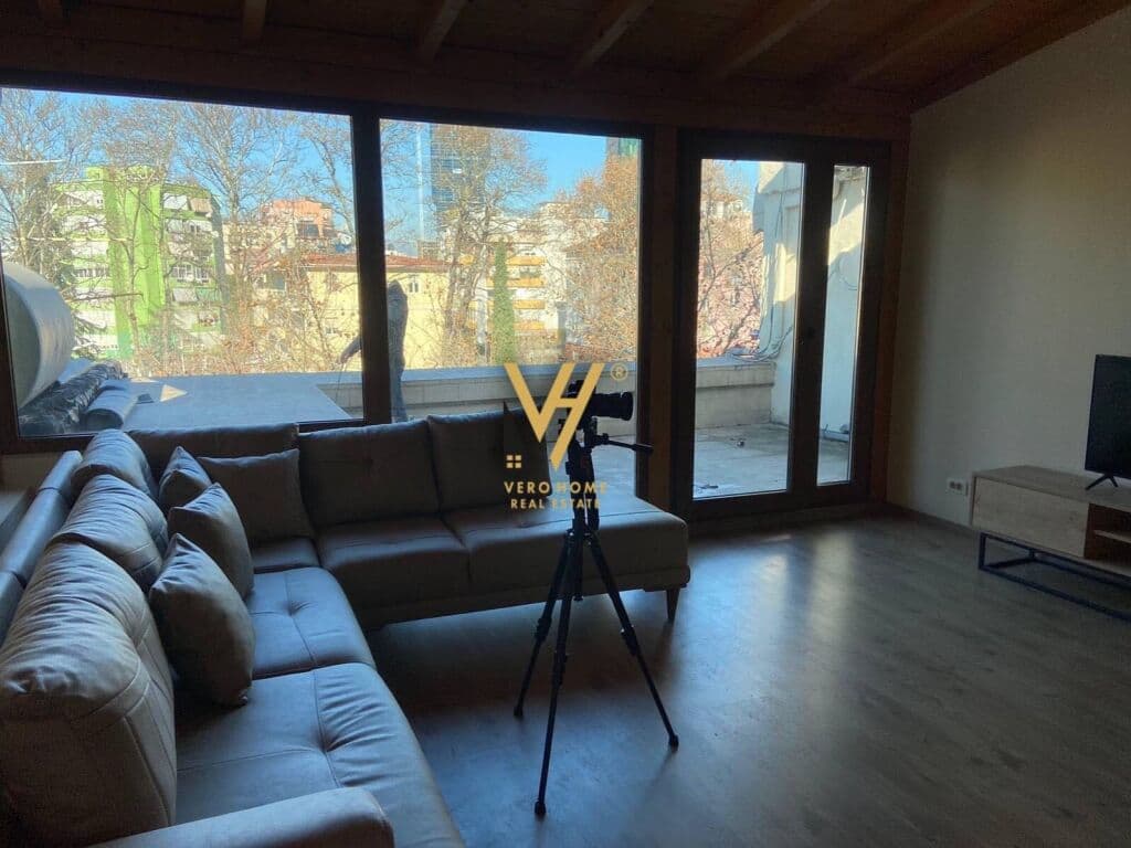 Jepet Apartament 2+1 me qera te Blloku 100 m2 2