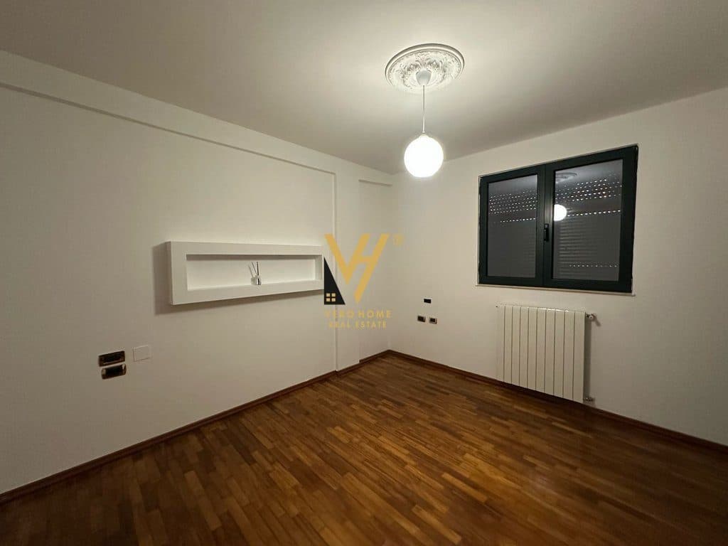 JEPET AMBIENT 220M2 ME QERA TE MYSLYM SHYRI 1.750 EURO