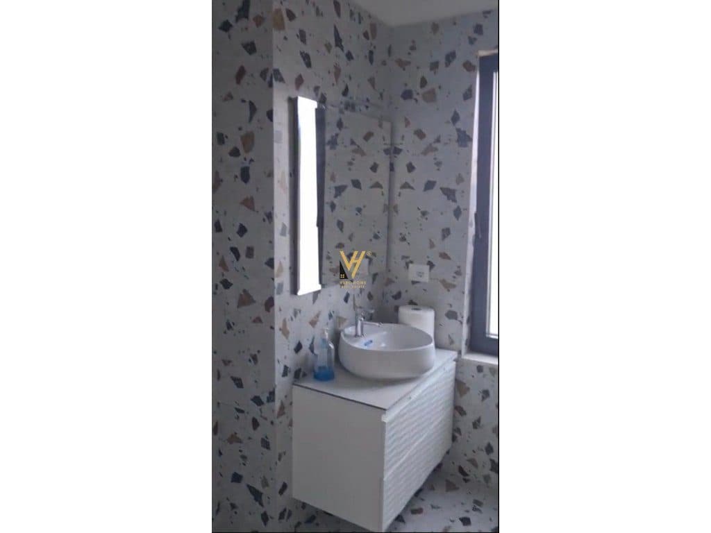 JEPET ZYRE 100 M2 ME QIRA TE RRUGA BARRIKADAVE 90.000 LEKE 4