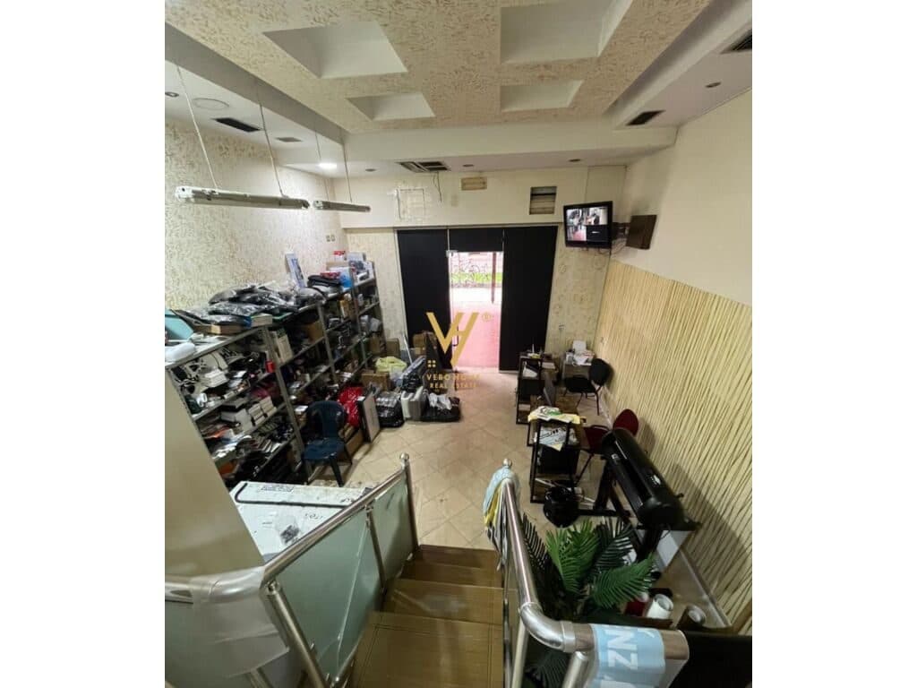Jepet Dyqan me qera te Rruga 5 Maji 130 m2