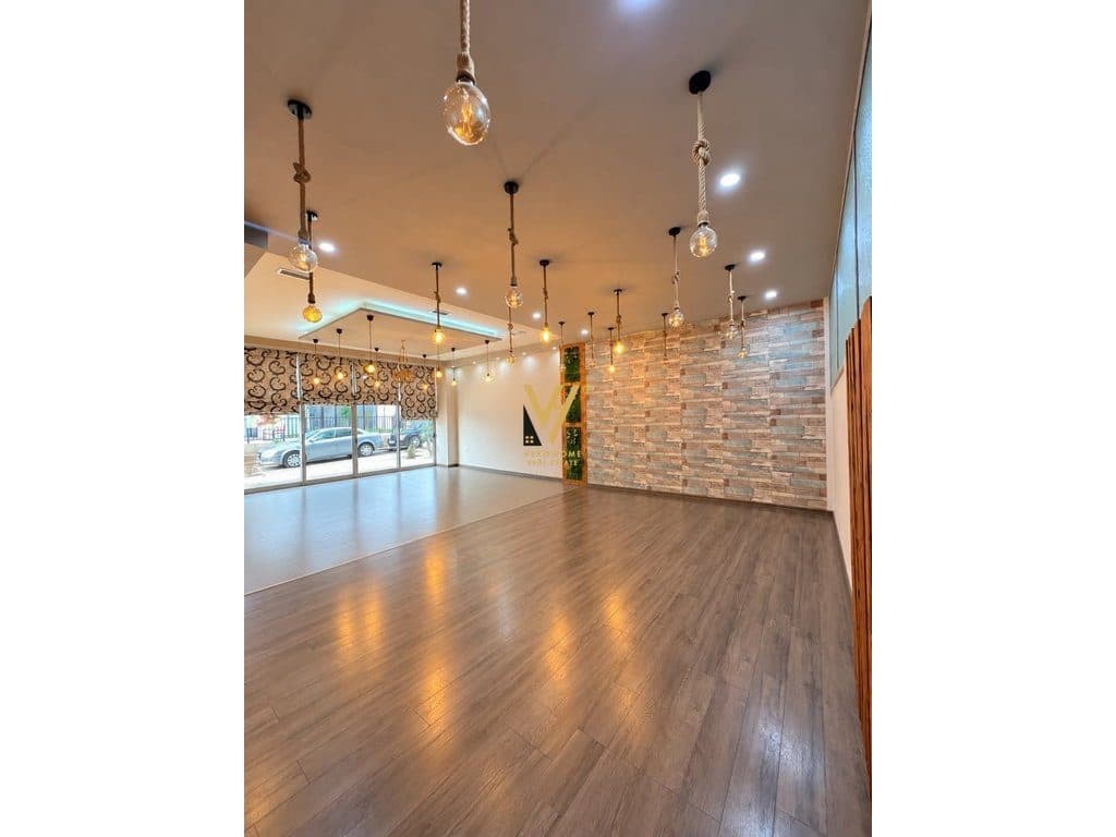 JEPET AMBIENT BIZNESI 85 M2 ME QIRA NE KAMEZ 55.000 LEKE