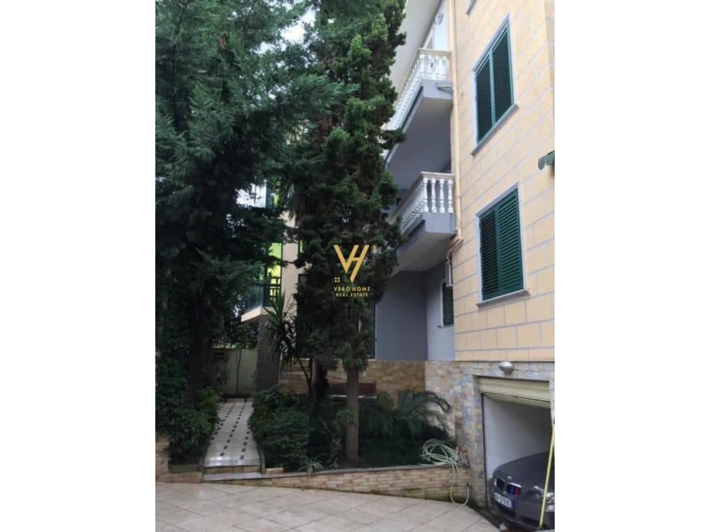 Shitet Vile tre kateshe te Blloku I Vilave ne Selite 410 m2 2