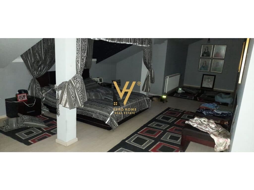 Shitet Apartament duplex 4+1+3 ne Korce 255 m2
