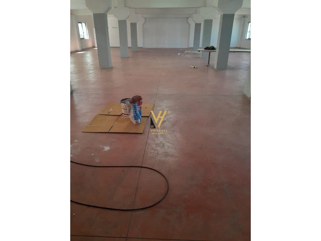 JEPET AMBIENT 500 M2 ME QERA NE YZBERISHT, PRANE KMY 1.800 EURO