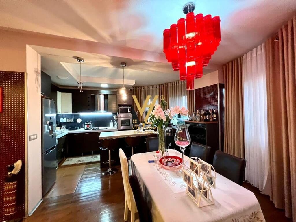 Shitet Apartament 3+1+2 te Stacioni i Trenit 160 m2 4