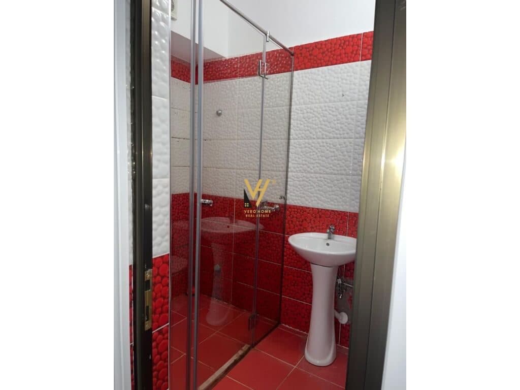 Jepet Zyre me qera buze rruges Sami Frasheri 150 m2 3