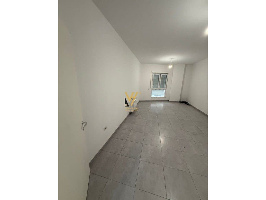 JEPET ZYRE 100 M2 ME QIRA TE RRUGA E BOGDANEVE 70.000 LEKE 3
