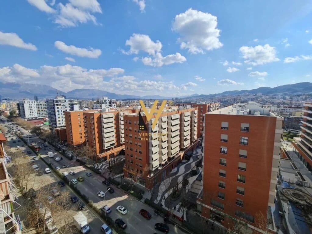 Shitet Ambient Komercial te Rruga e Kavajes 83 m2