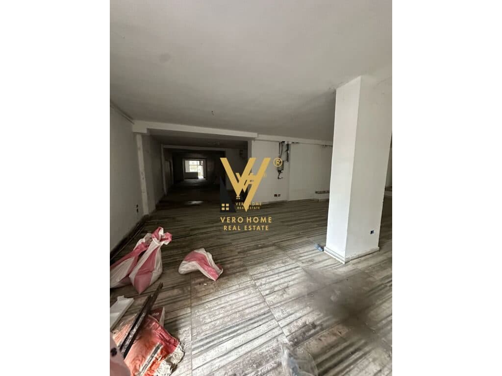 JEPET AMBJENT 700 M2 ME QERA TE RR.E ELBASANIT 5.000 EURO 2
