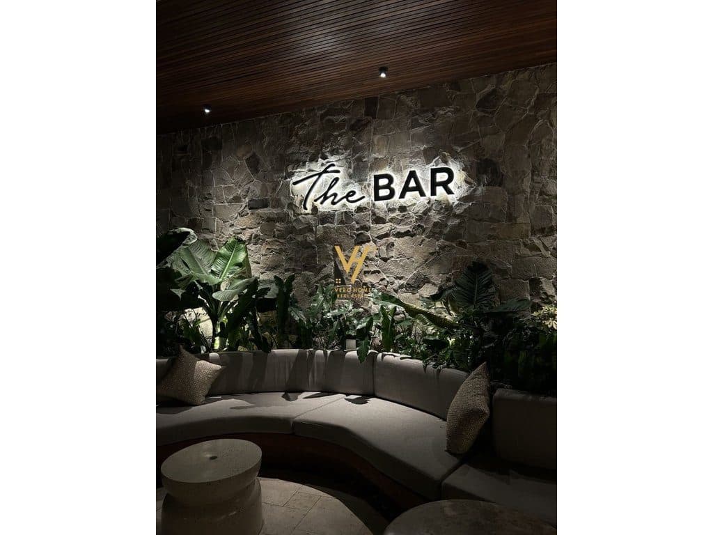 JEPET BAR LOUNGE ME QIRA TE BULEVARDI ZHAN D'ARK 260.000 LEKE