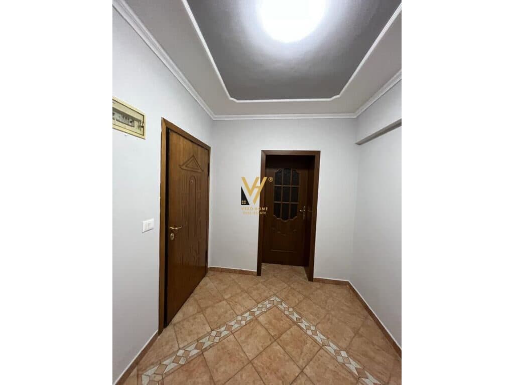 Shitet apartament 4+1+ballkon te Xhamlliku 200 m2 2
