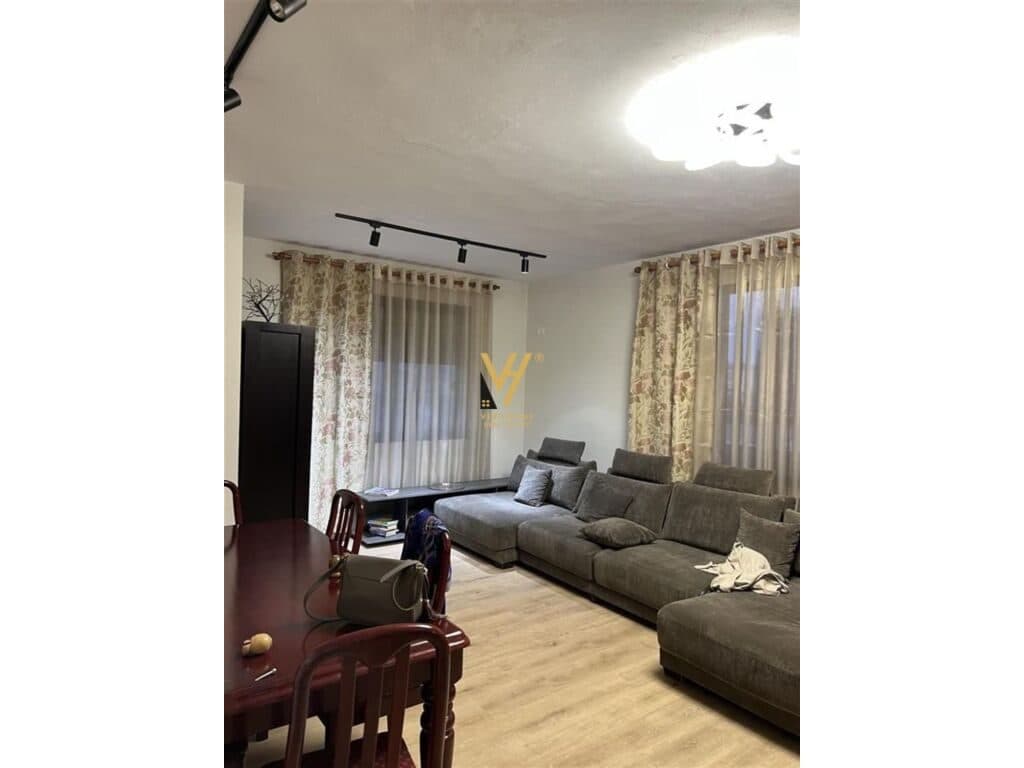 Jepet Apartament 3+1+2 me qera te Pazari i Ri 143 m2 2