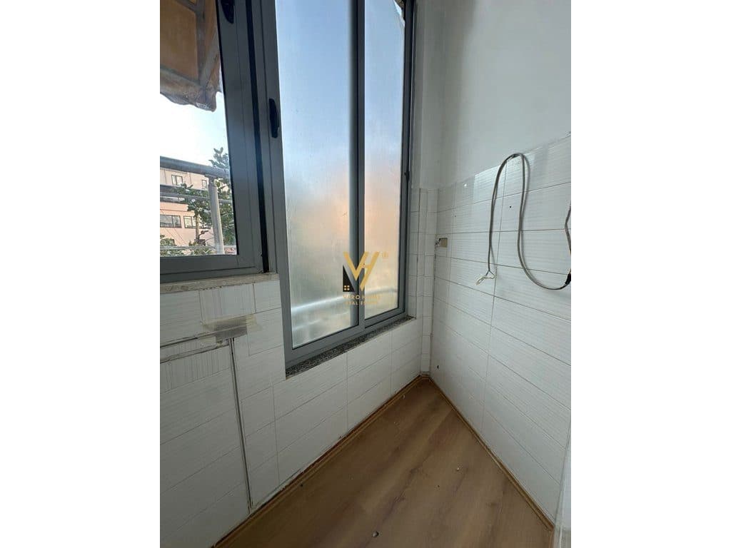 JEPET AMBIENT BIZNESI 65 M2 ME QIRA NE QENDER 110.000 LEKE 4