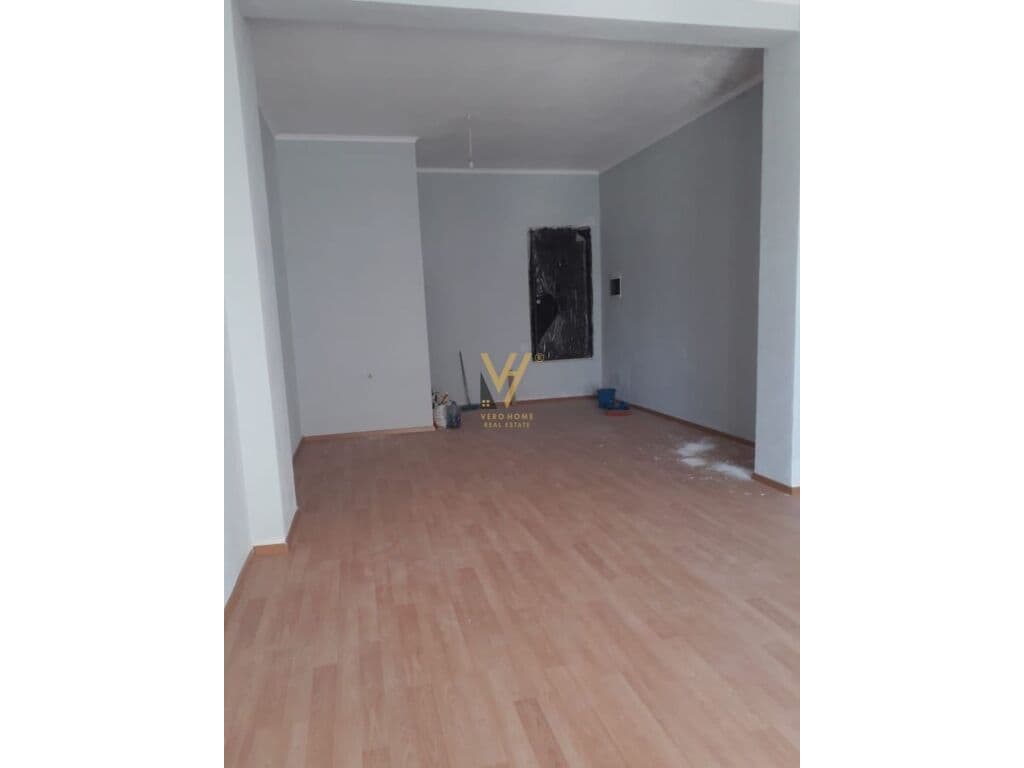 Shitet ambjent komercial te Kopshti Zoologjik 68 m2 1