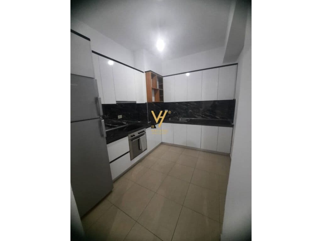 Jepet Apartament 2+1+ballkon me qera te Unaza e Re 90 m2 2