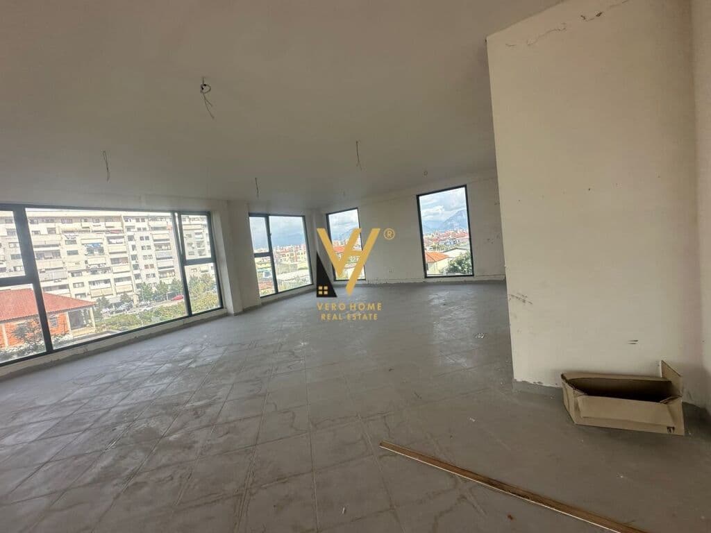 Jepet Ambient Komercial me qera ne Kombinat 600 m2 2