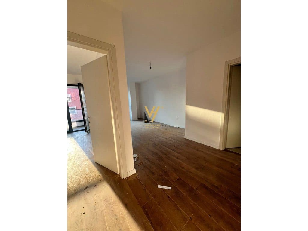 JEPET ZYRE 75 M2 ME QERA TE KOMUNA E PARISIT 600 EURO 4