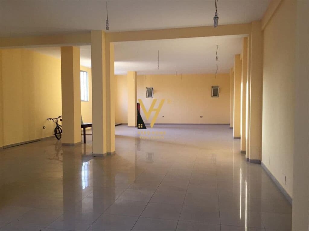 Jepet Ambient Komercial me qera te Rruga Ferit Xhajko 380 m2