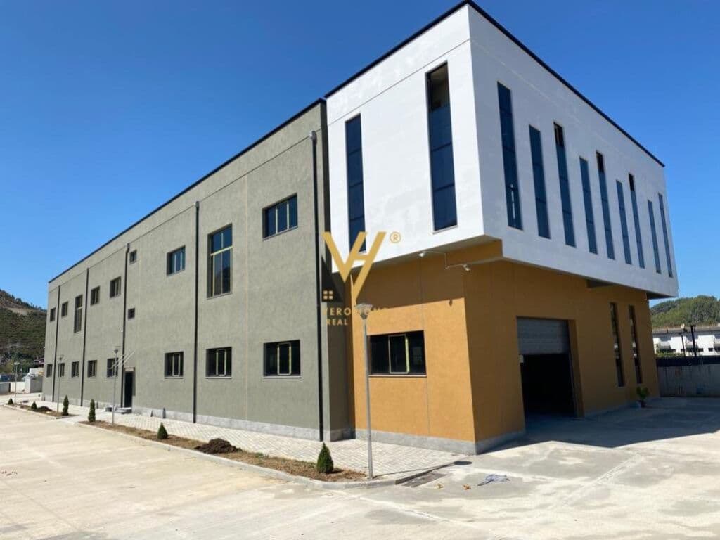 Jepet magazin me qera ne Vaqarr 1000 m2