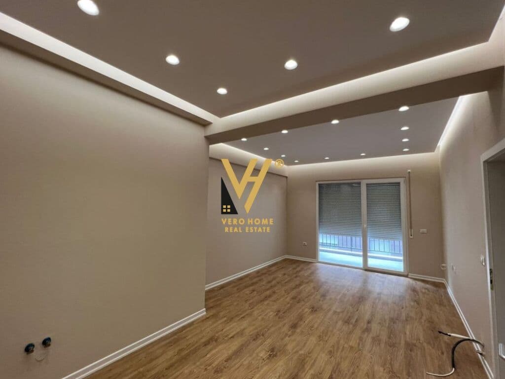 JEPET ZYRE 104 M2 ME QERA TE RRUGA E DIBRES 650 EURO 4