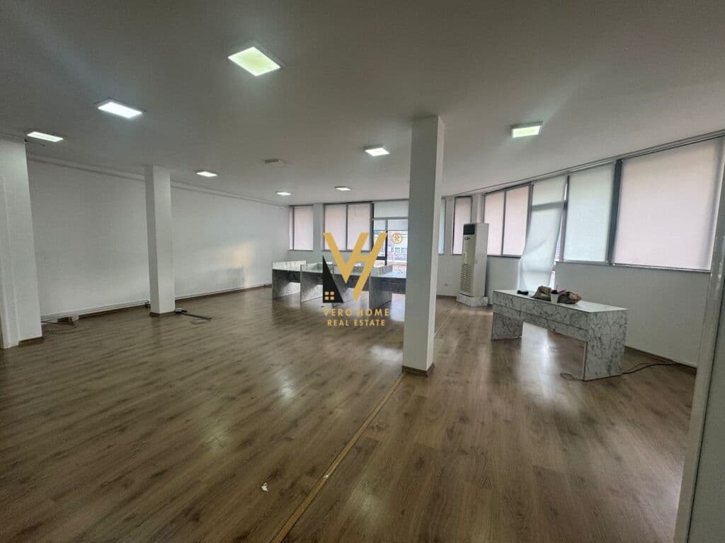 Jepet zyre 320 m2 Open Space me qera te Blloku , Vila e Enverit 2