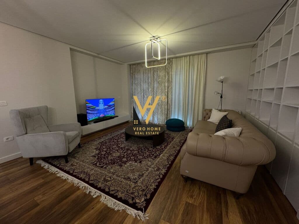 Jepet Apartament 2+1+2+ballkon me qera te Blloku 120 m2