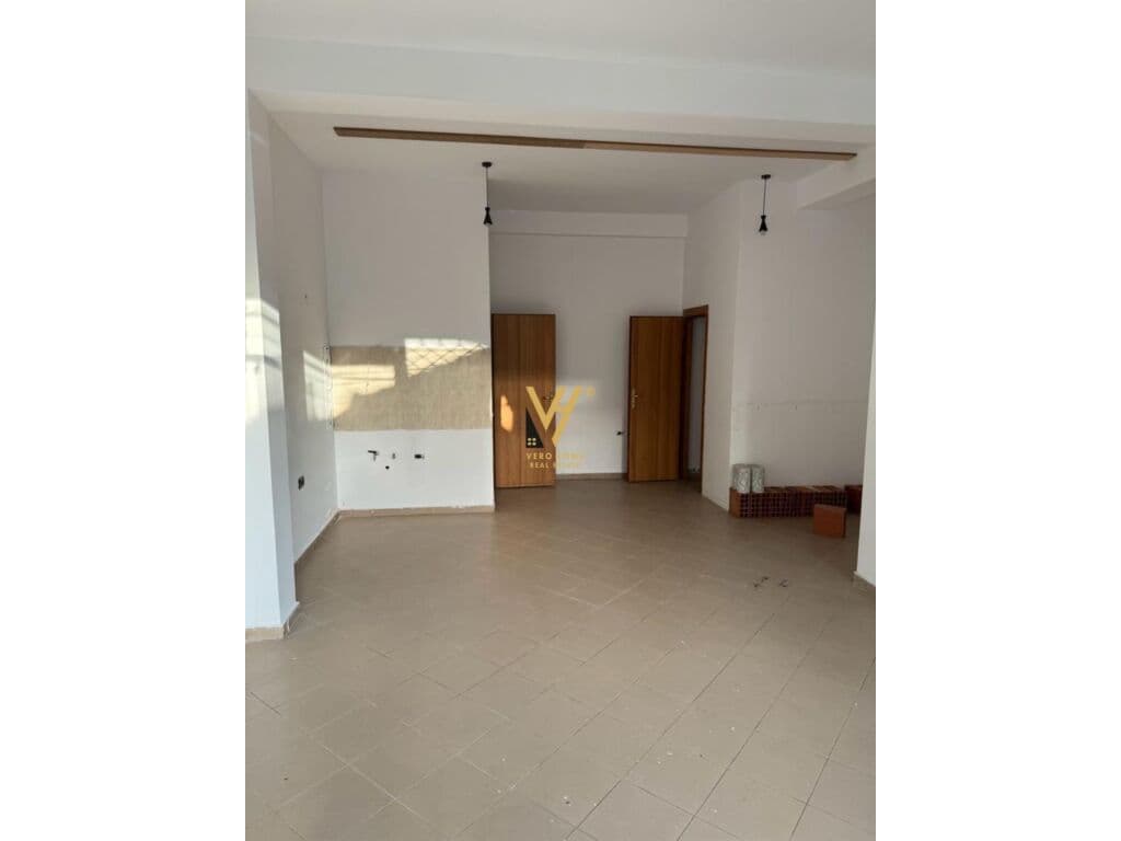 Shitet dyqan tek Bulevardi Zogu i Pare 43 m2 3