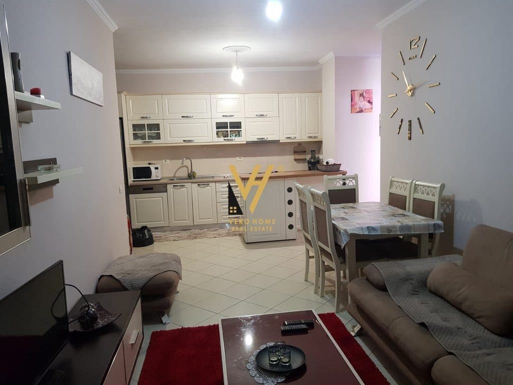 JEPET APARTAMENT 2+1+BLK ME QERA NE MISTO MAME 45.000 LEKE 3