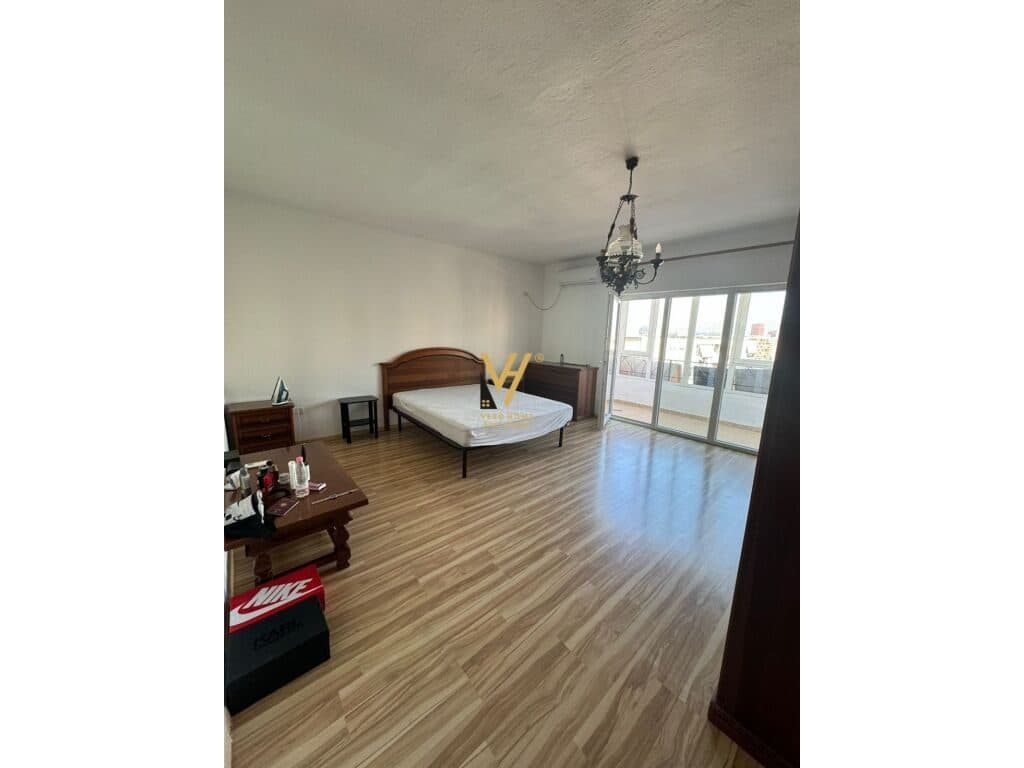 Shitet Apartament 3+1+2+ballkon prane Kristal Center 170 m2 2