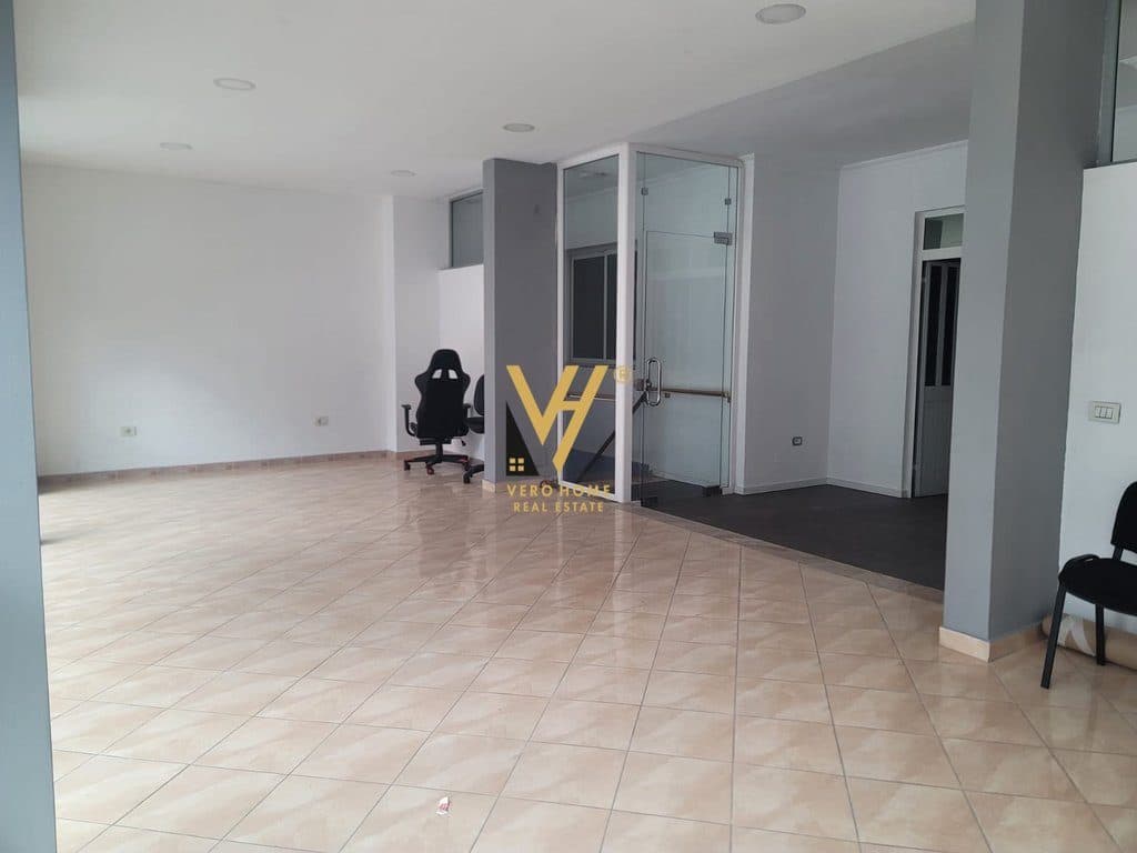 JEPET ZYRE 220 M2 ME QIRA TE RRUGA DRITAN HOXHA 150.000 LEKE