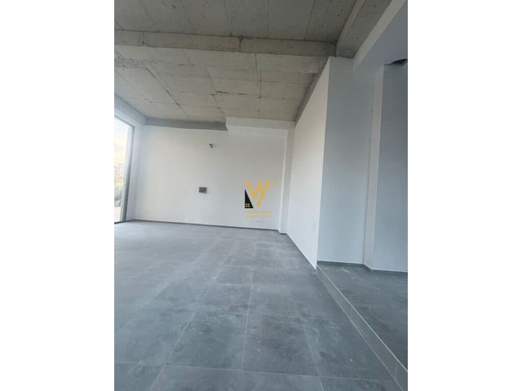 Jepet Dyqan me qera te Oxhaku 85 m2 2
