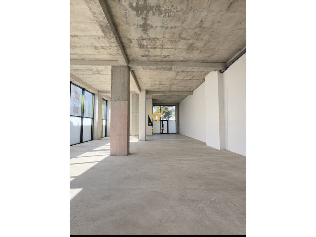 JEPET DYQAN 260 M2 ME QERA TE RRUGA E BOGDANEVE 850.000 LEKE