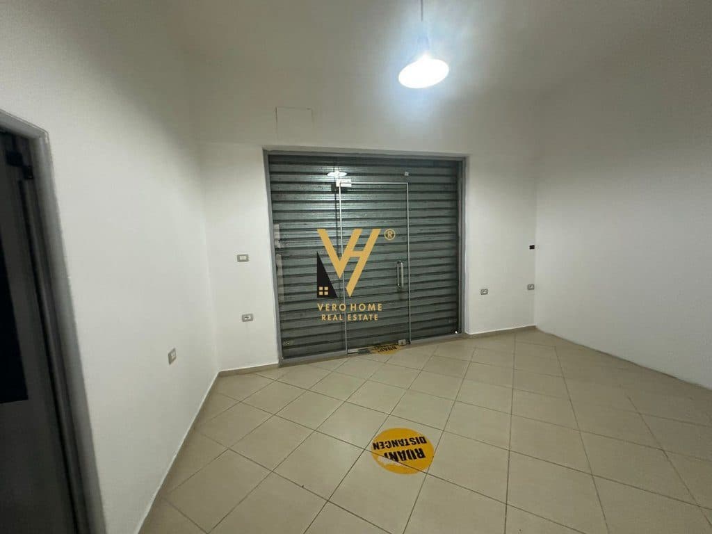 JEPET AMBIENT BIZNESI 140 M2 ME QERA TE RRUGA E KAVAJES 90.000 LEKE 2