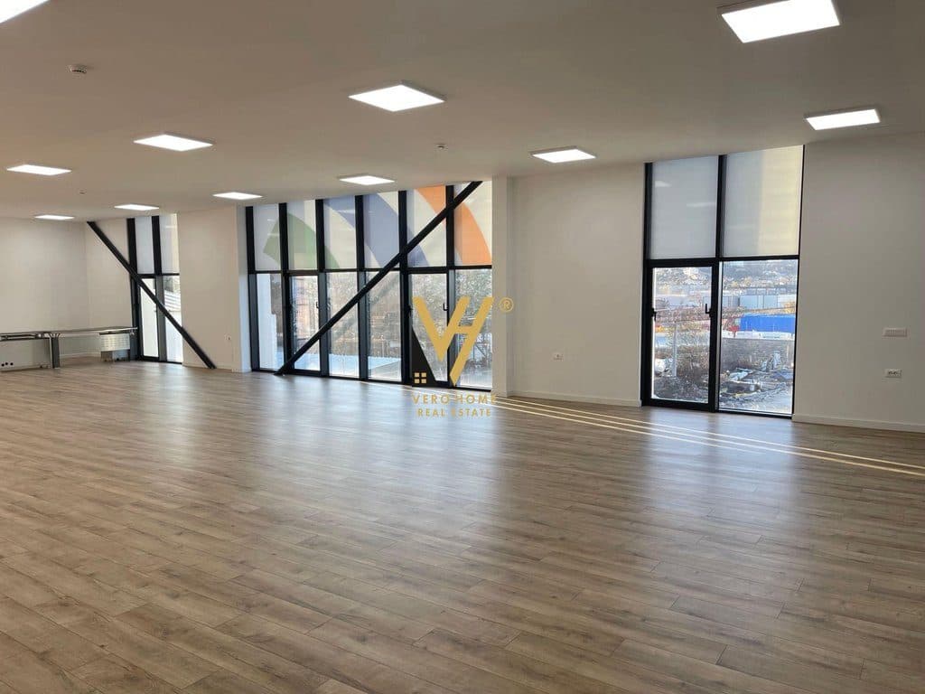 JEPET AMBIENT BIZNESI 200 M2 ME QERA TE TOP CHANEL,KASHAR 1.150 EURO 2